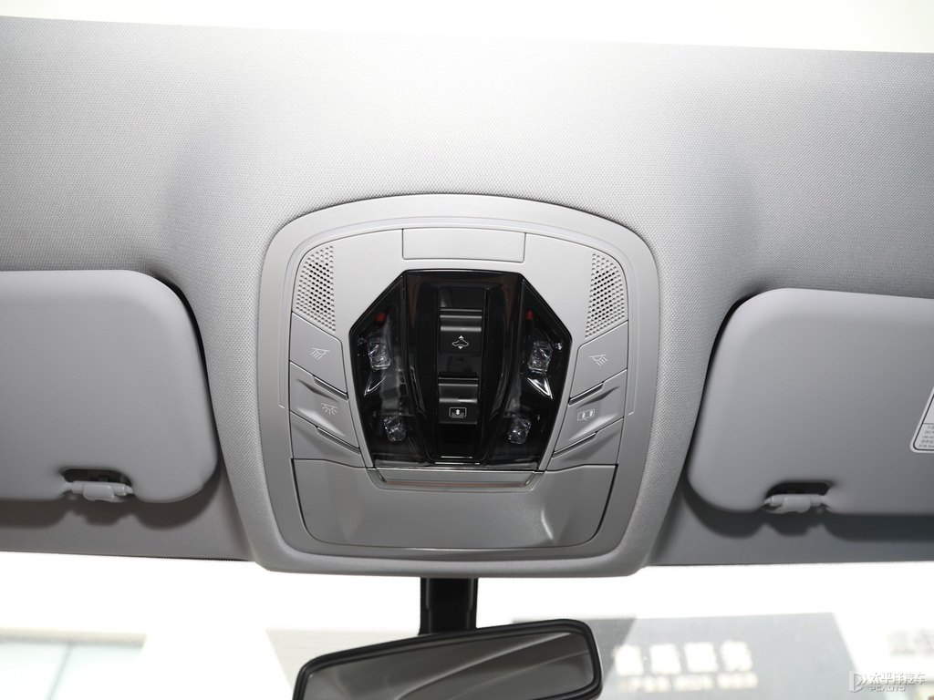珍珠白瑞虎8車廂內飾圖片