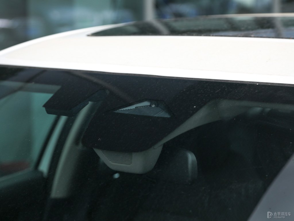 晶耀白思域車身外觀圖片