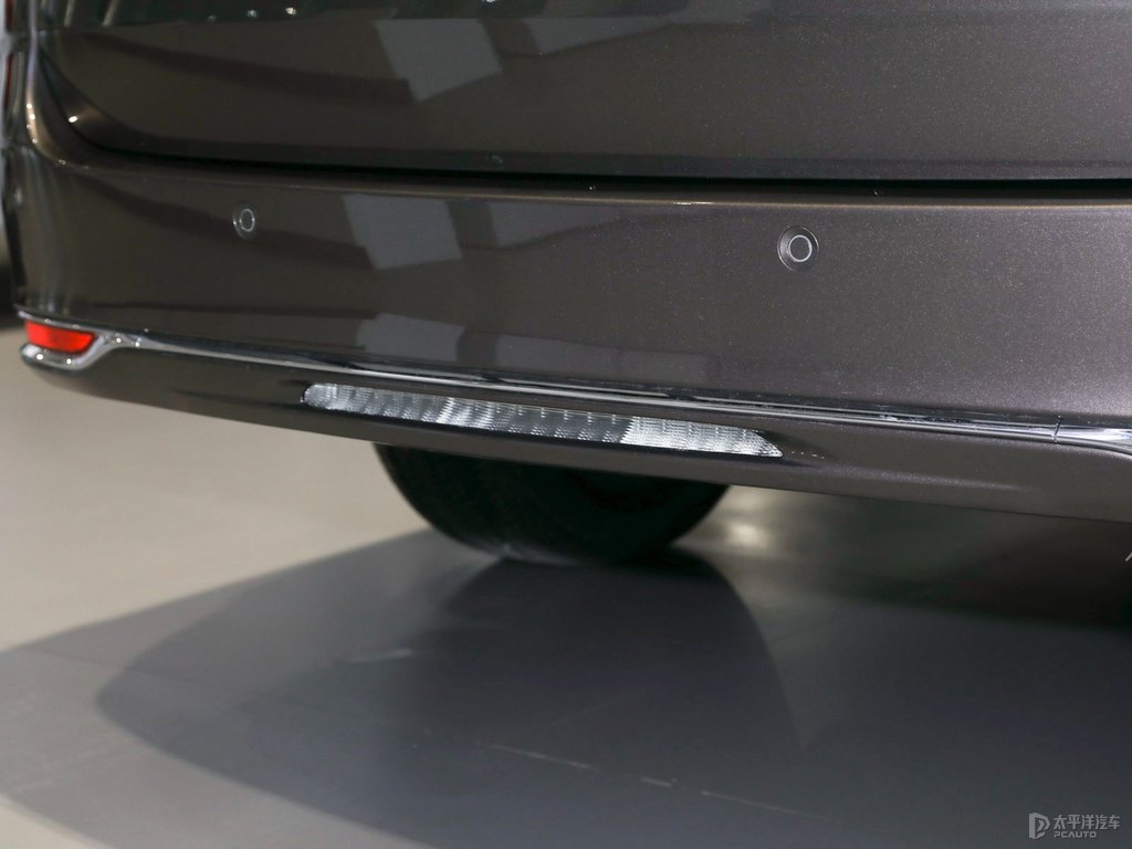 琥珀金別克GL8車尾外觀圖片