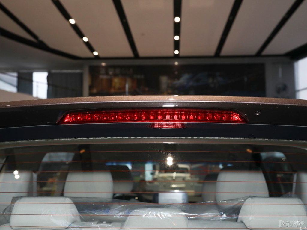 琥珀金別克GL8車尾外觀圖片