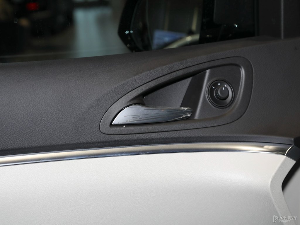 琥珀金別克GL8車廂內(nèi)飾圖片