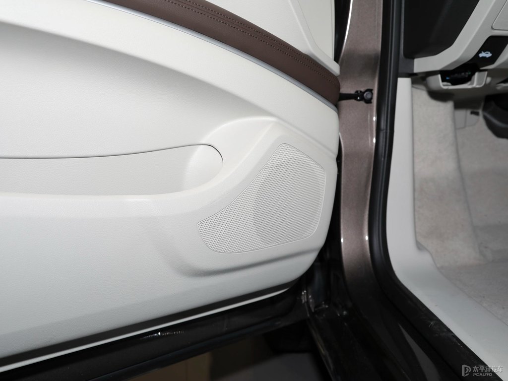 琥珀金別克GL8車廂內(nèi)飾圖片