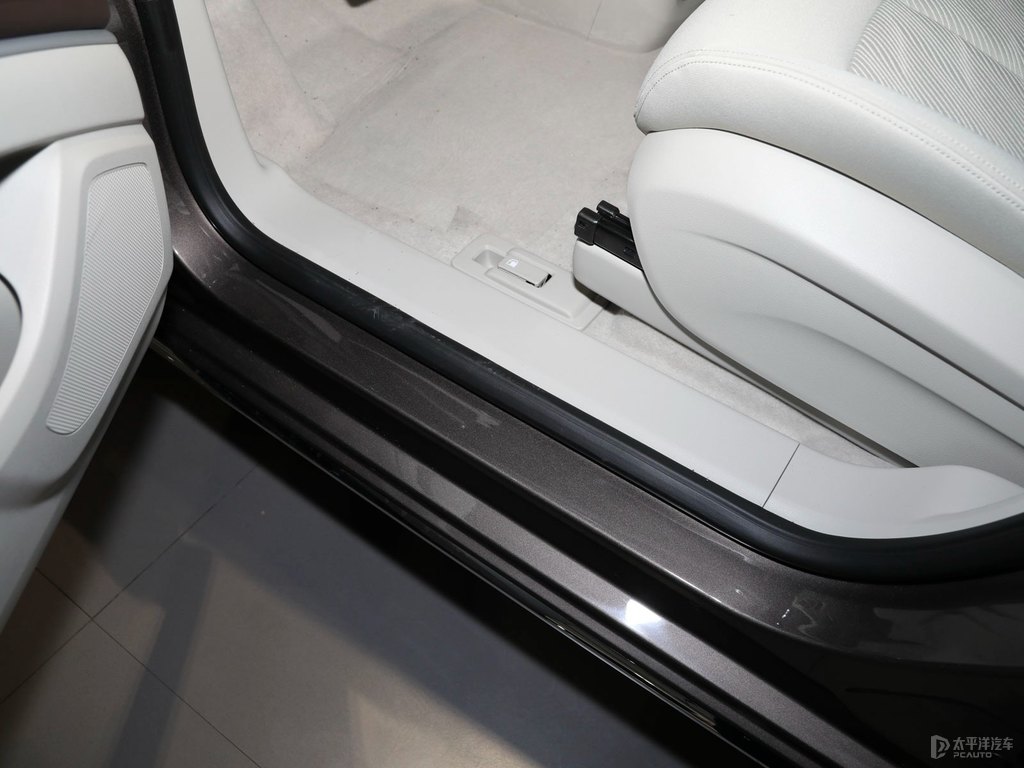 琥珀金別克GL8車廂內(nèi)飾圖片