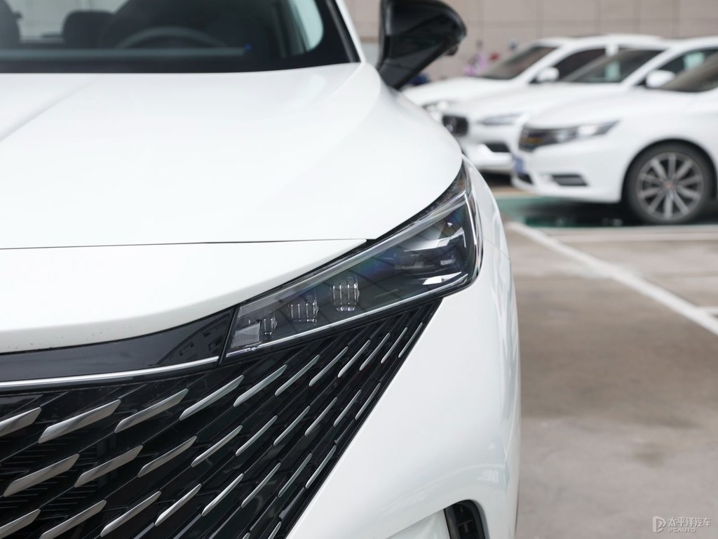 珠光白榮威RX5車頭外觀圖片