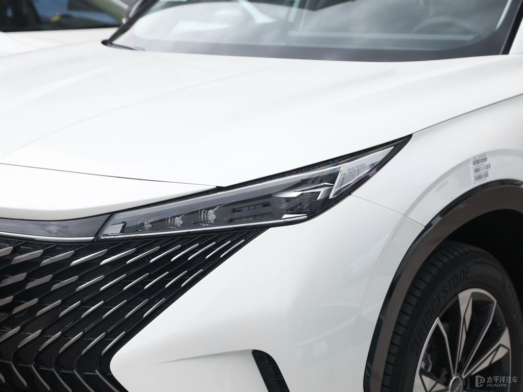珠光白榮威RX5車頭外觀圖片