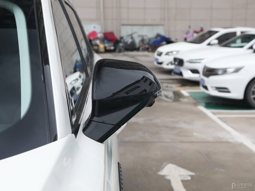 珠光白榮威RX5車身外觀圖片