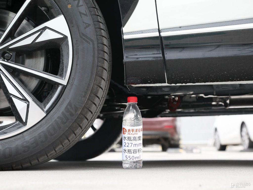 珠光白榮威RX5車身外觀圖片