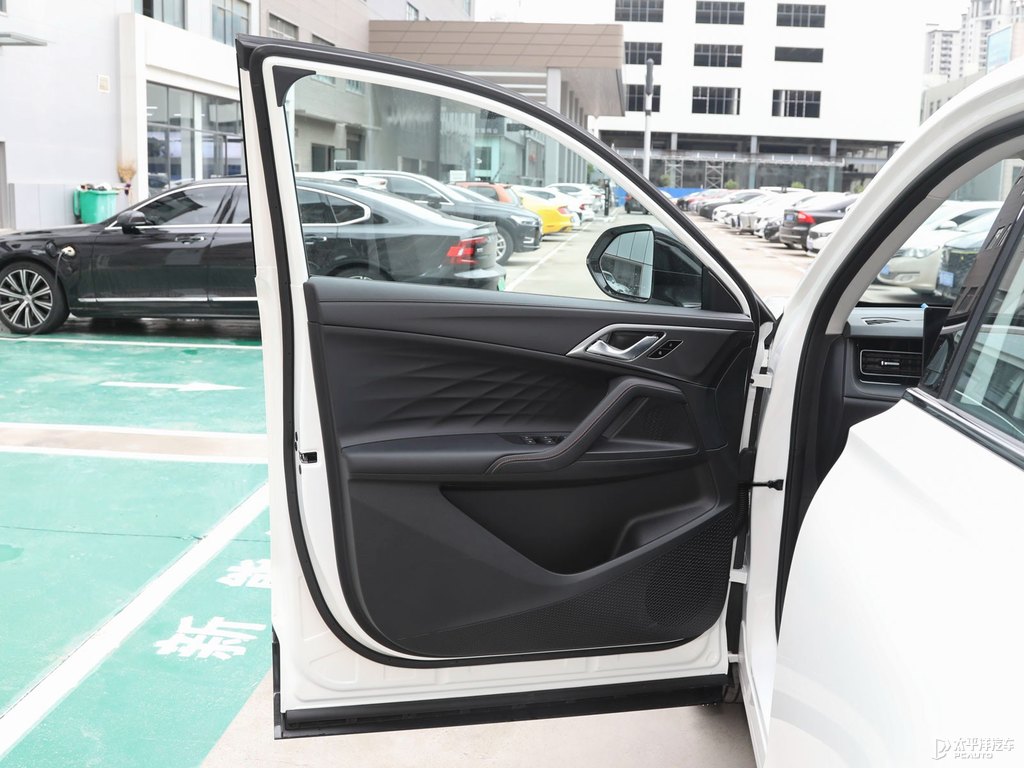 珠光白榮威RX5車廂內(nèi)飾圖片
