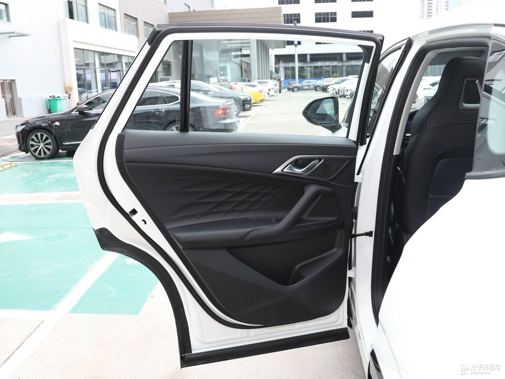 珠光白榮威RX5車廂內飾圖片