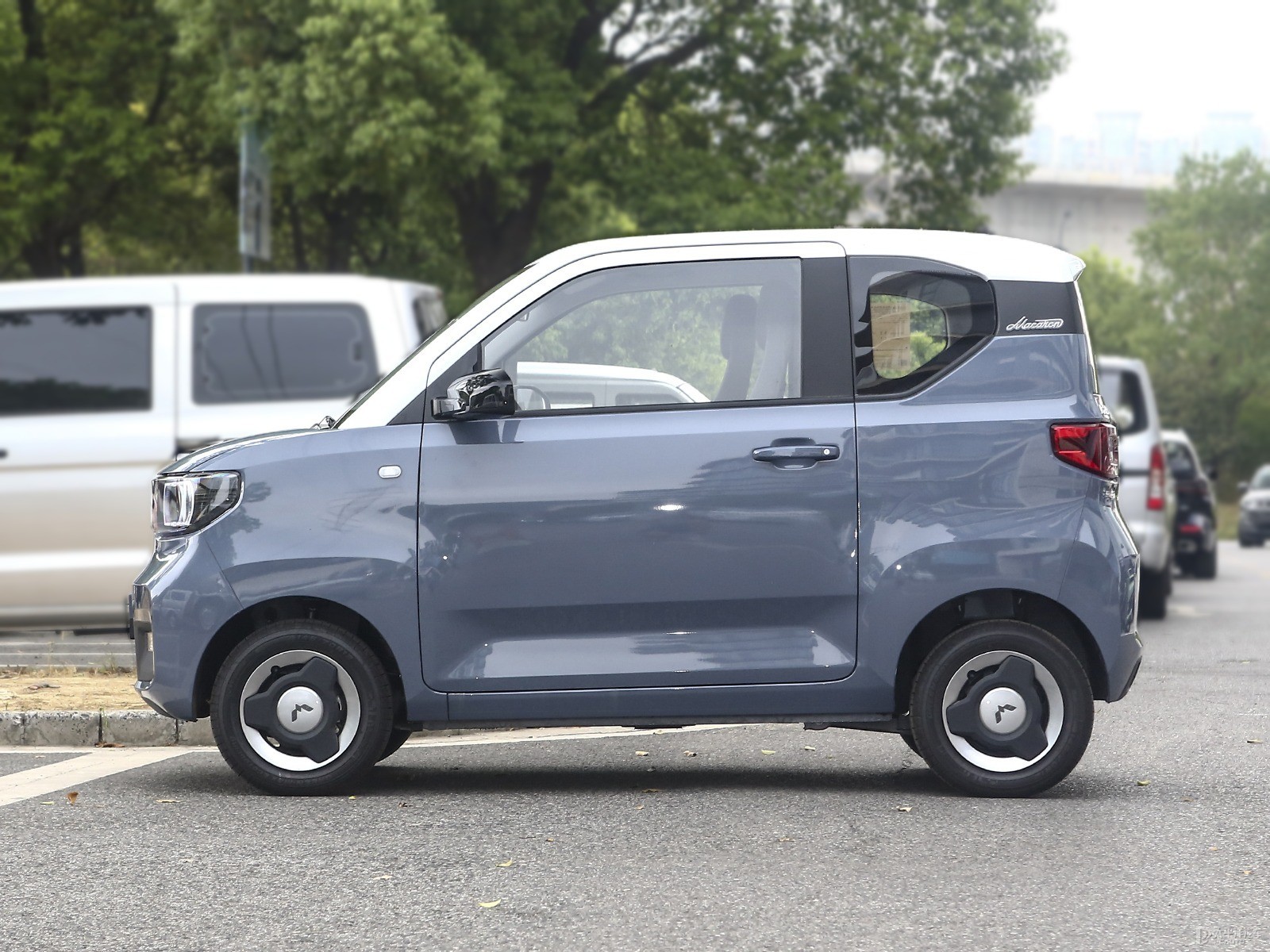 白色+梅洛藍宏光MINIEV整車外觀外觀圖片