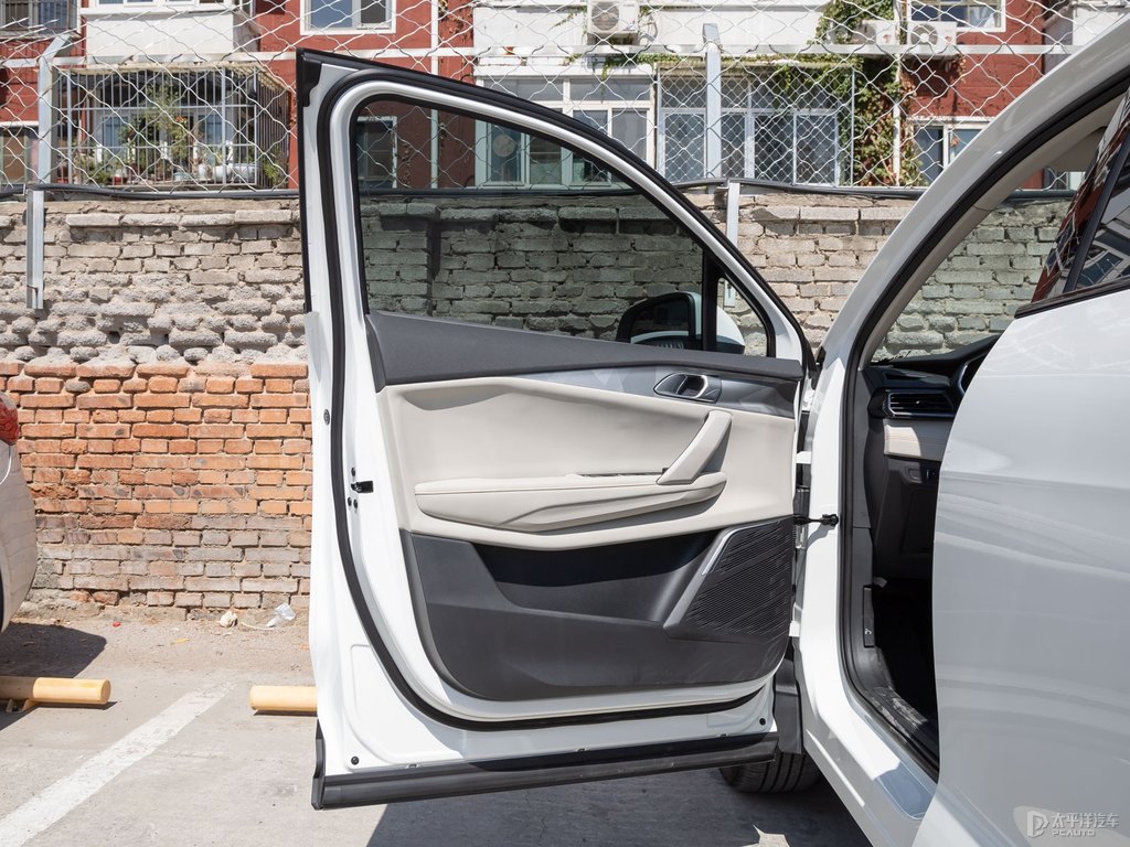 白領(lǐng)克06車廂內(nèi)飾圖片
