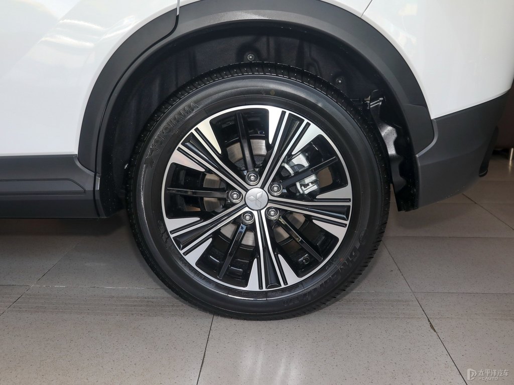 珍珠白奕歌車身外觀圖片