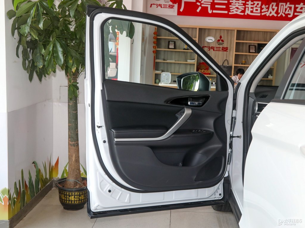 珍珠白奕歌車廂內(nèi)飾圖片
