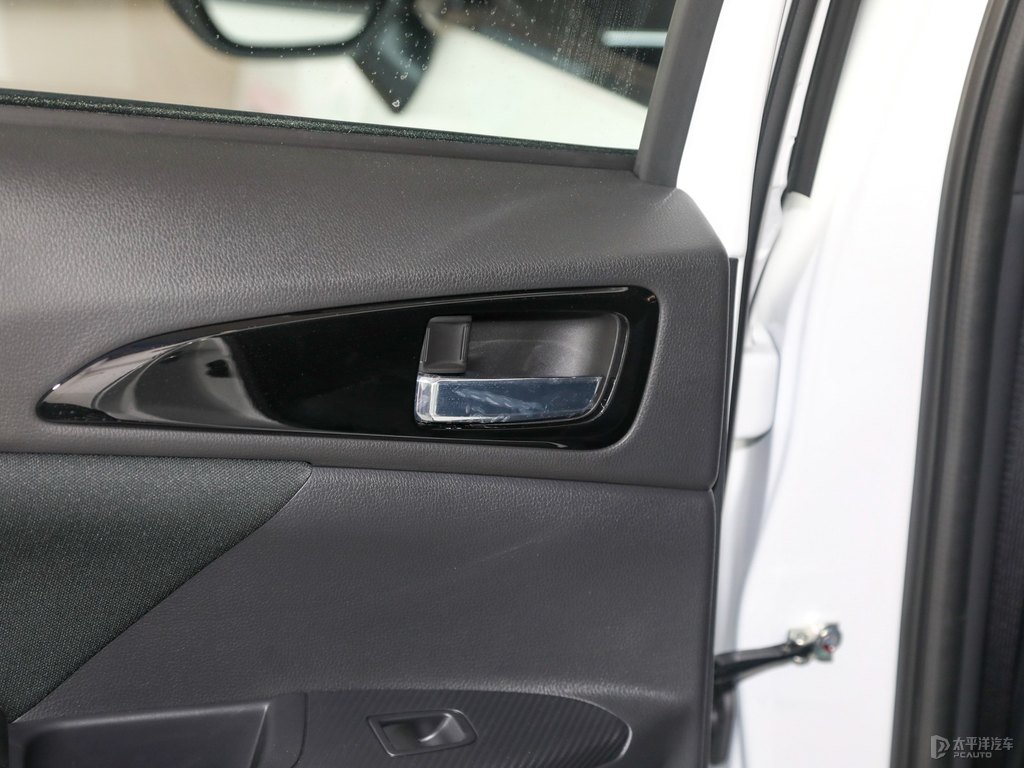 珍珠白奕歌車廂內(nèi)飾圖片