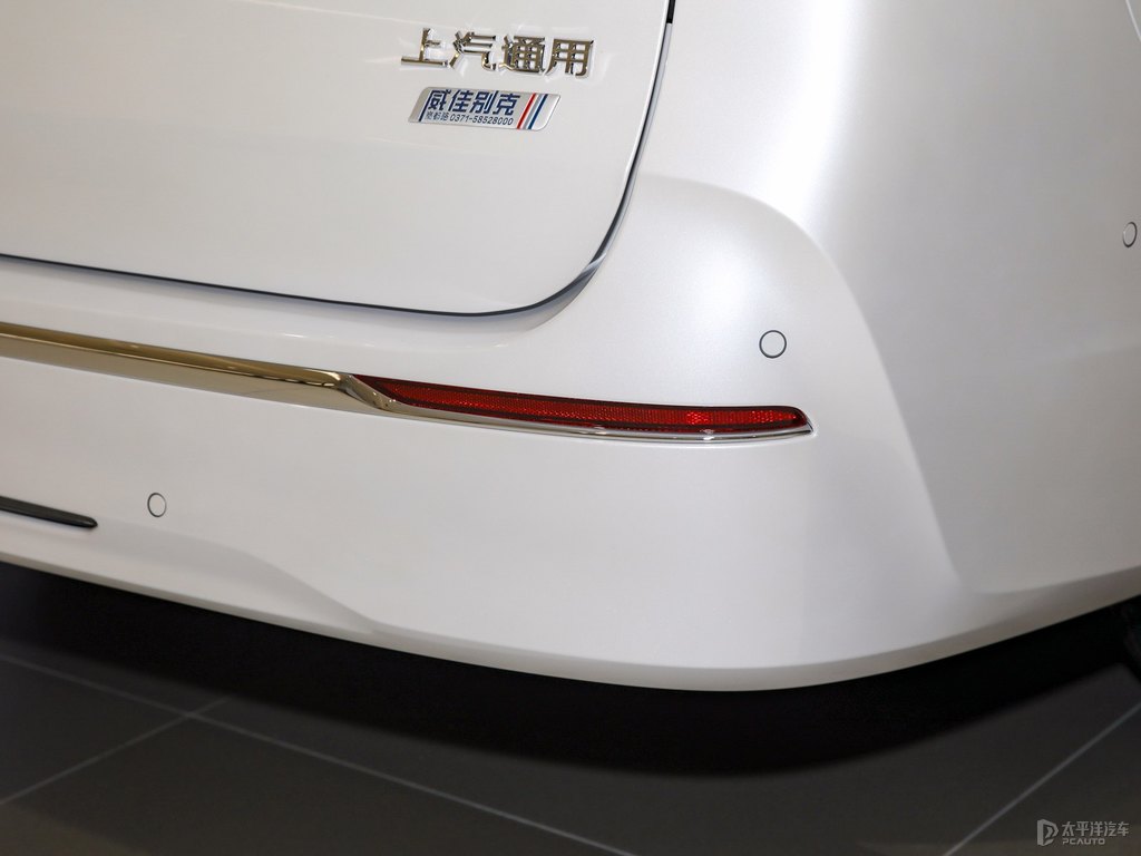 珍珠白別克GL8車尾外觀圖片
