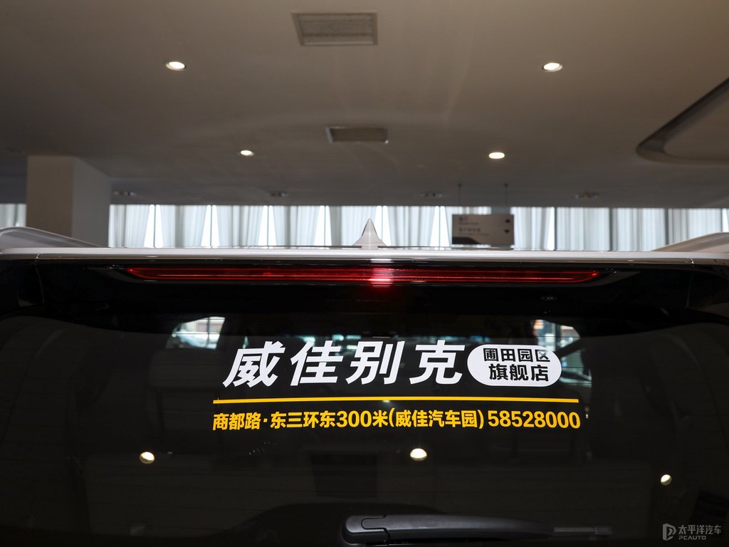 珍珠白別克GL8車尾外觀圖片