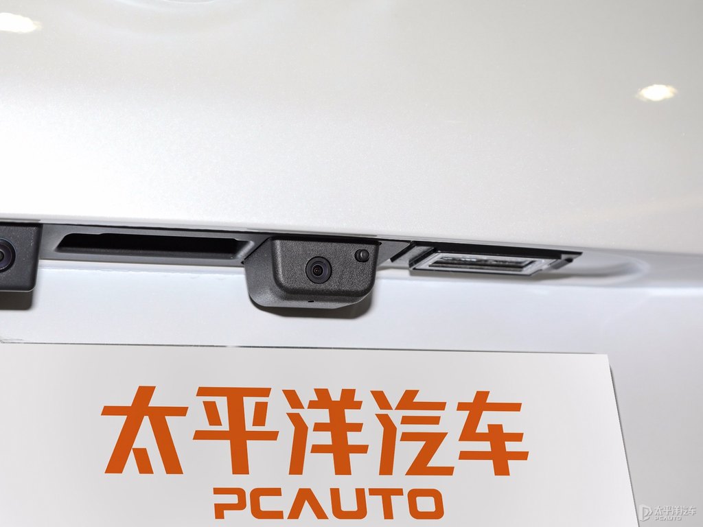 珍珠白別克GL8車尾外觀圖片