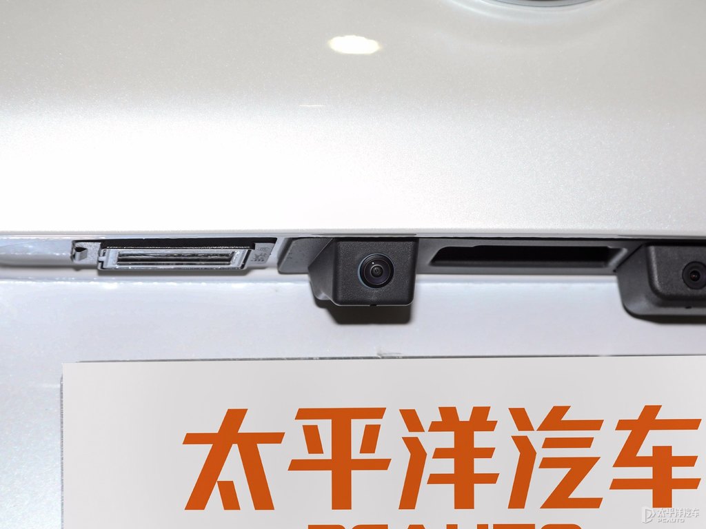 珍珠白別克GL8車尾外觀圖片