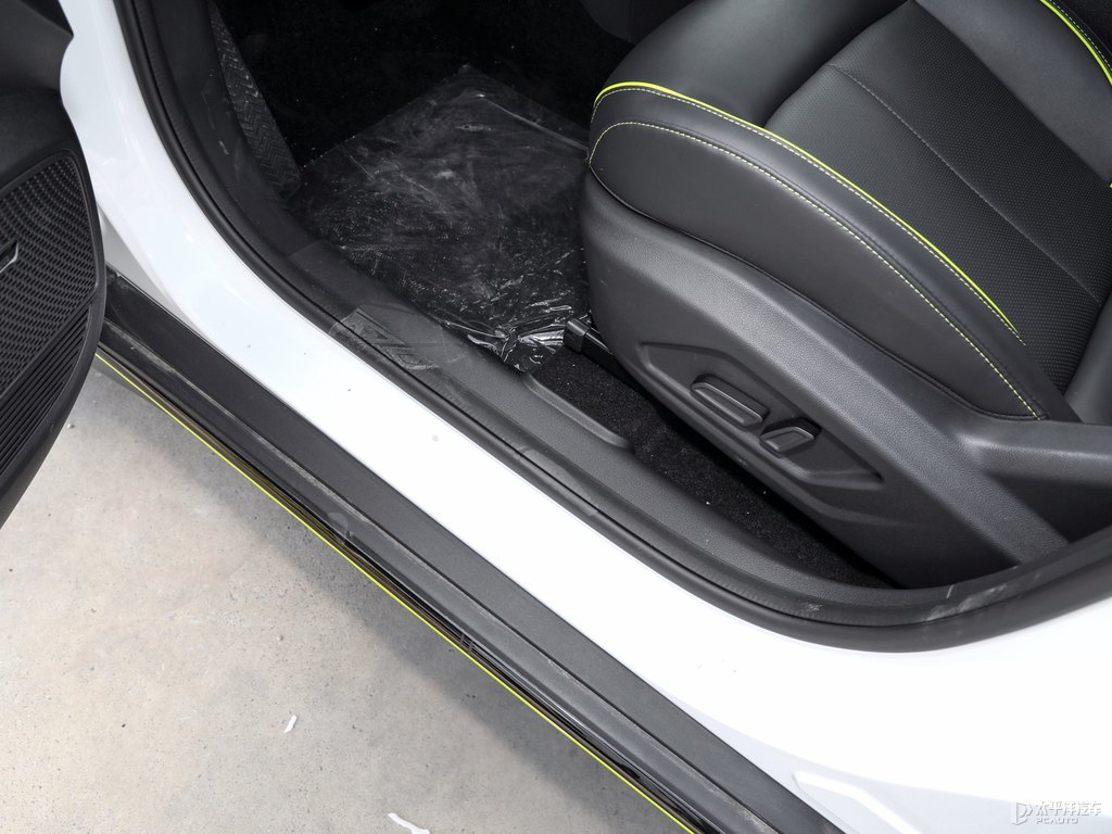 月光白榮威RX5車廂內(nèi)飾圖片