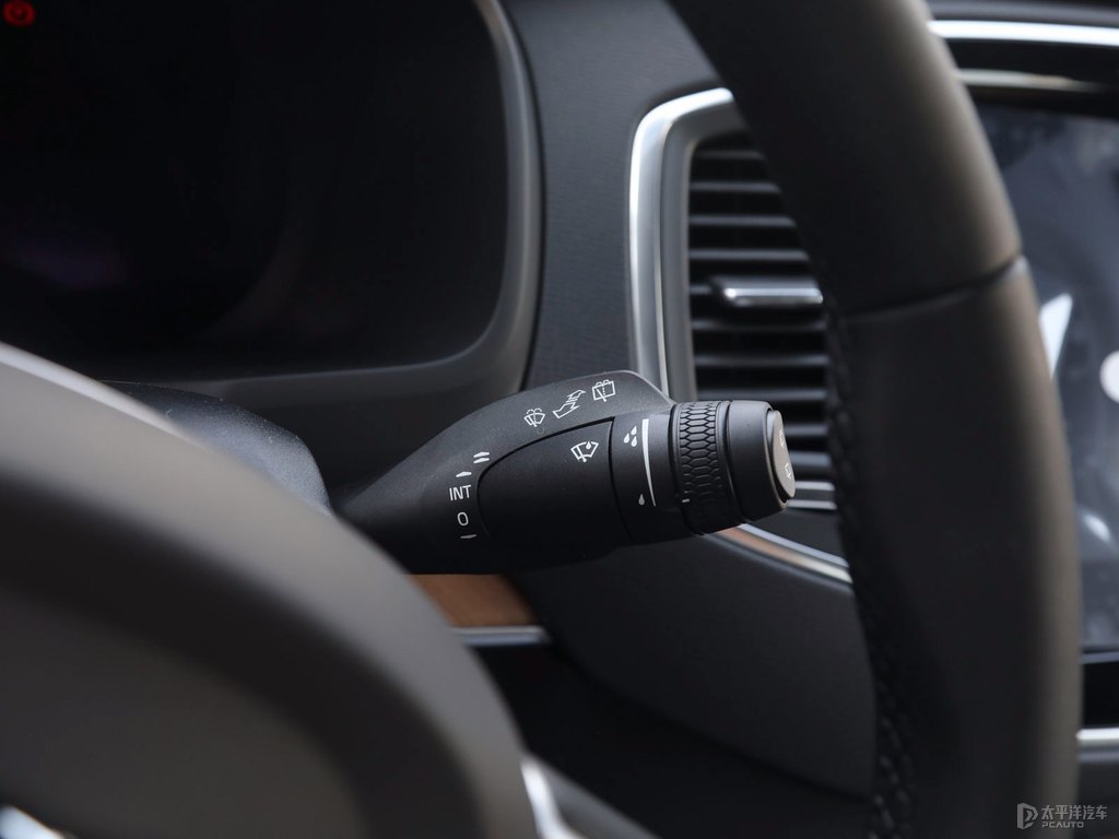 瑪瑙黑沃爾沃XC90中控內(nèi)飾圖片