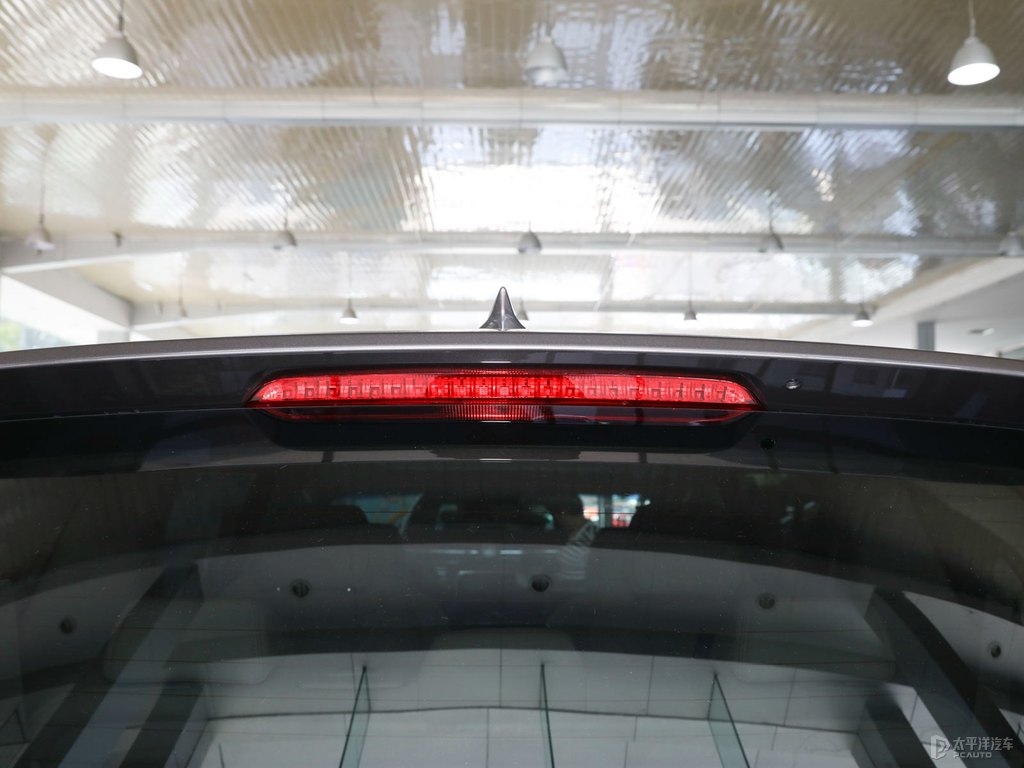 琥珀金別克GL8車尾外觀圖片