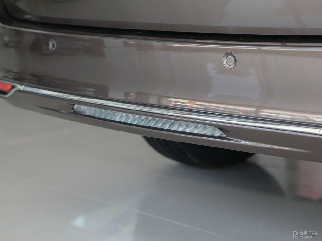 琥珀金別克GL8車尾外觀圖片