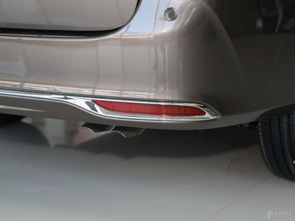琥珀金別克GL8車尾外觀圖片