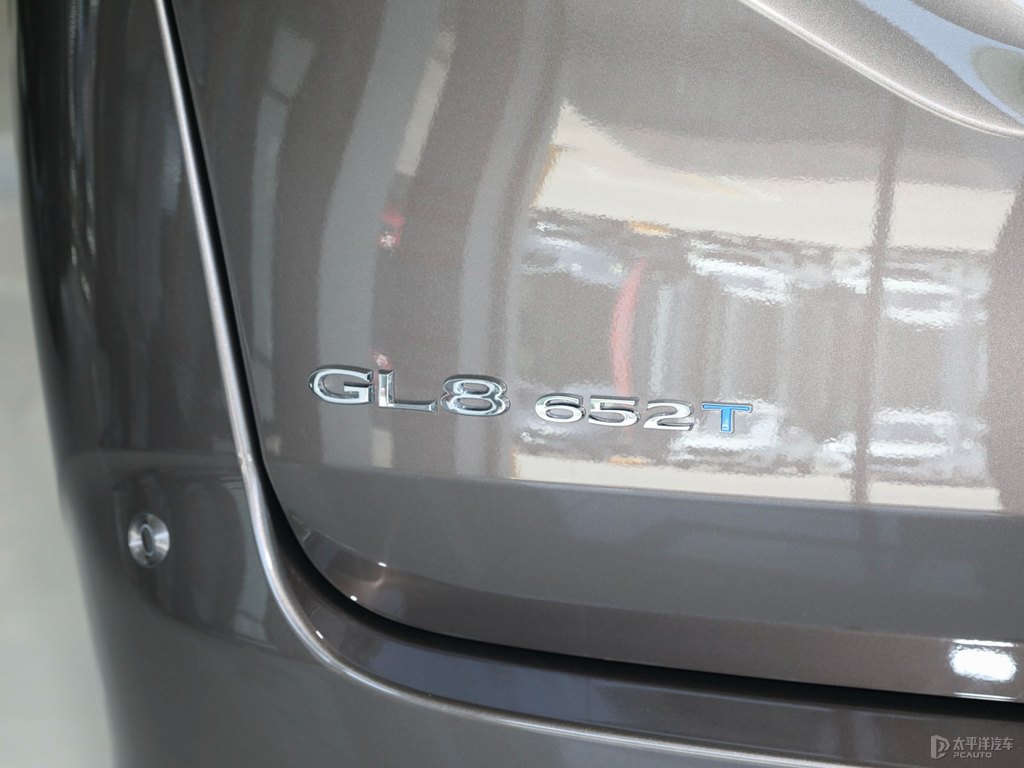琥珀金別克GL8車尾外觀圖片