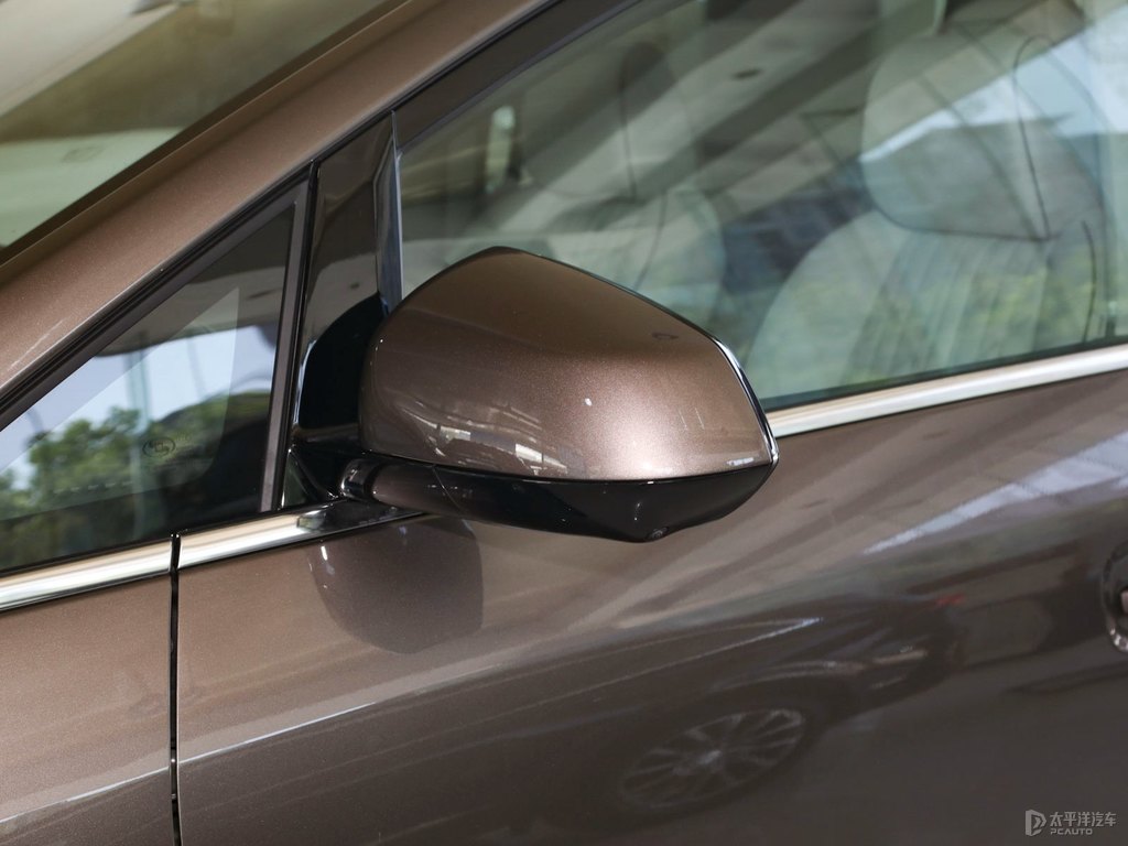 琥珀金別克GL8車身外觀圖片