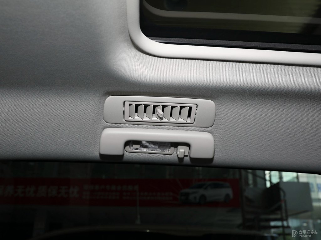 琥珀金別克GL8車廂內(nèi)飾圖片