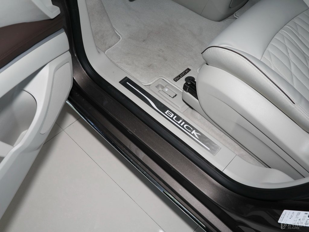琥珀金別克GL8車廂內(nèi)飾圖片
