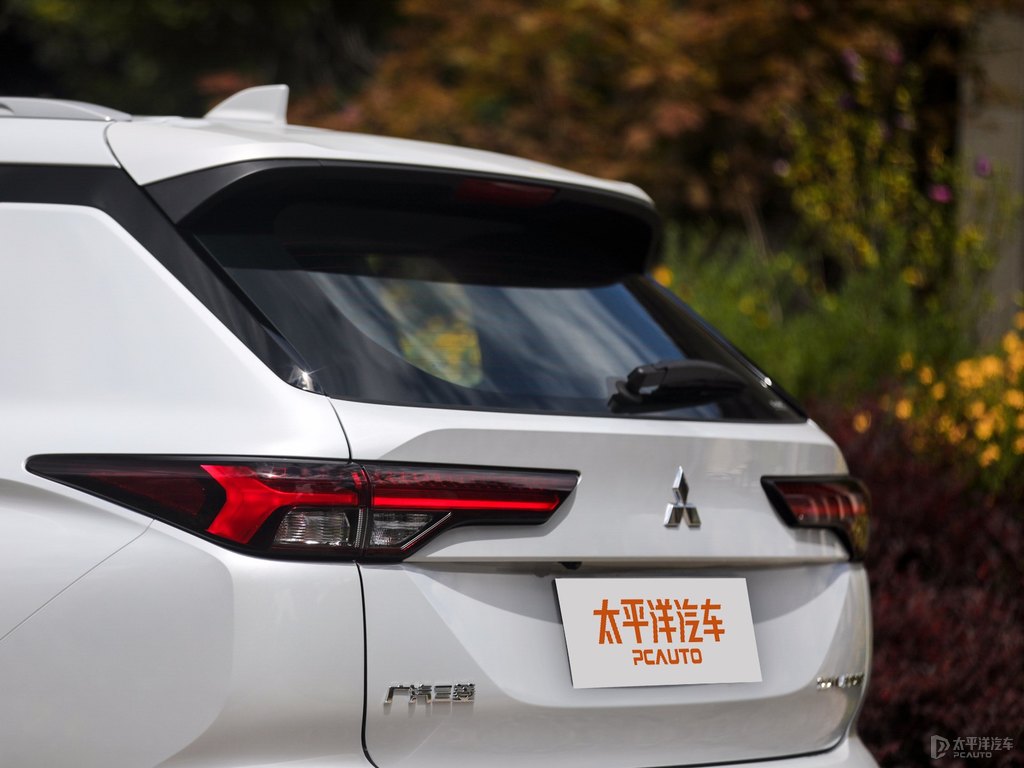 星鉆白歐藍(lán)德車尾外觀圖片
