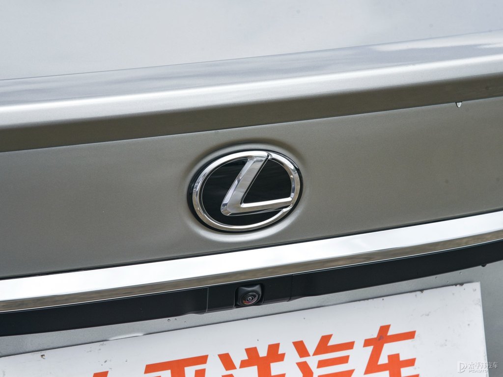 超音速鈦銀雷克薩斯ES車尾外觀圖片