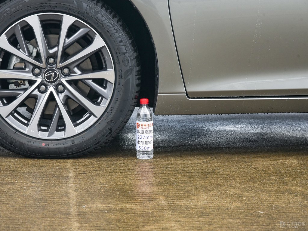 超音速鈦銀雷克薩斯ES車身外觀圖片