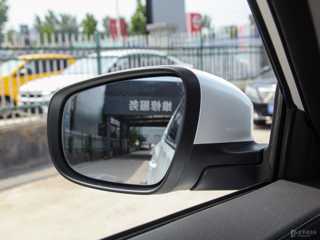 珍珠白瑞虎8車身外觀圖片