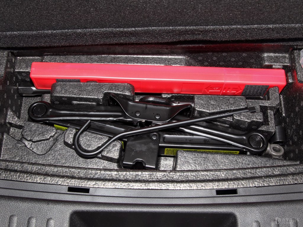 珍珠白瑞虎8后備廂空間圖片