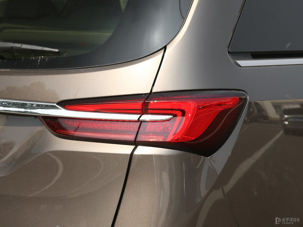 琥珀金別克GL8車尾外觀圖片