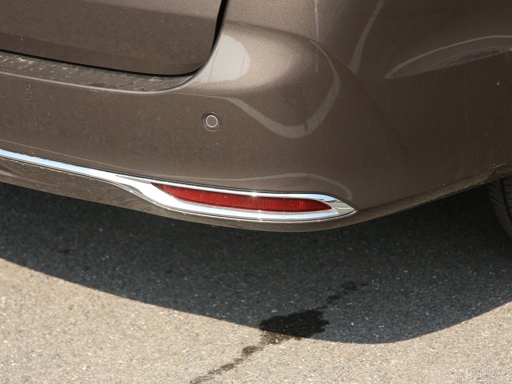 琥珀金別克GL8車尾外觀圖片