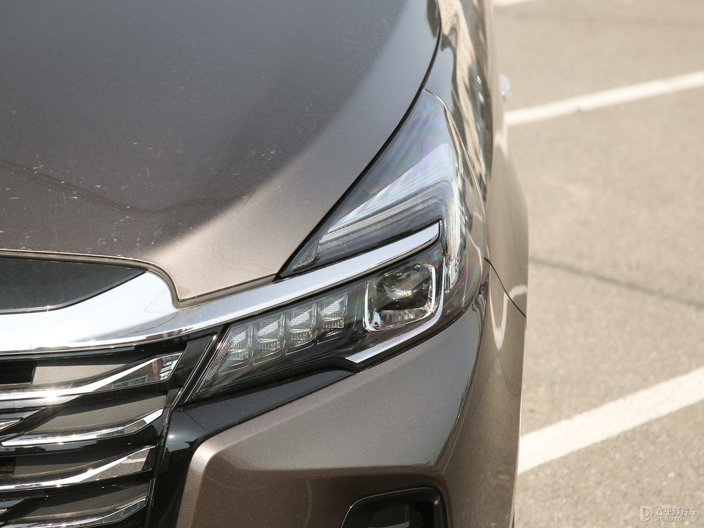 琥珀金別克GL8車頭外觀圖片