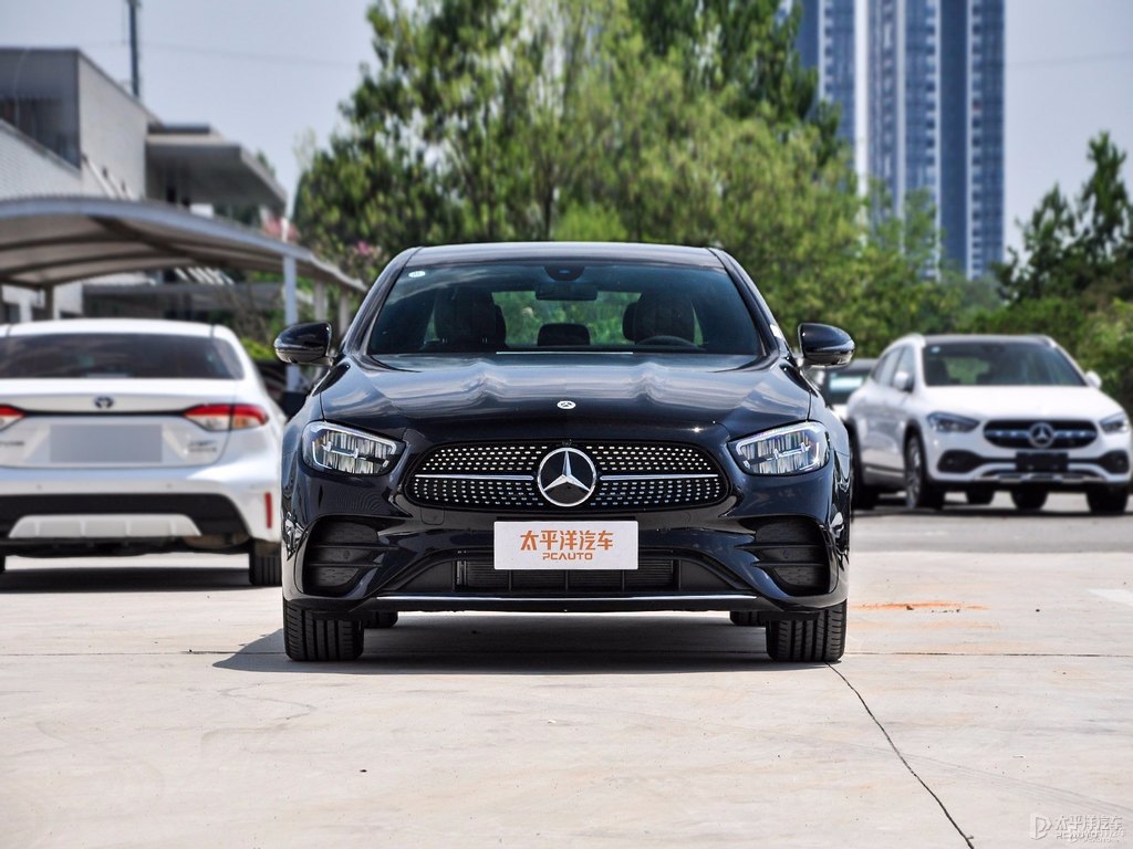 曜巖黑奔馳E級(jí)整車(chē)外觀(guān)外觀(guān)圖片