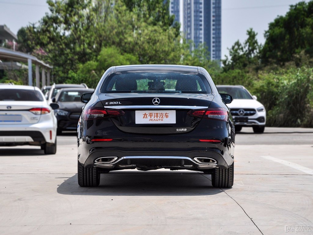 曜巖黑奔馳E級(jí)整車外觀外觀圖片