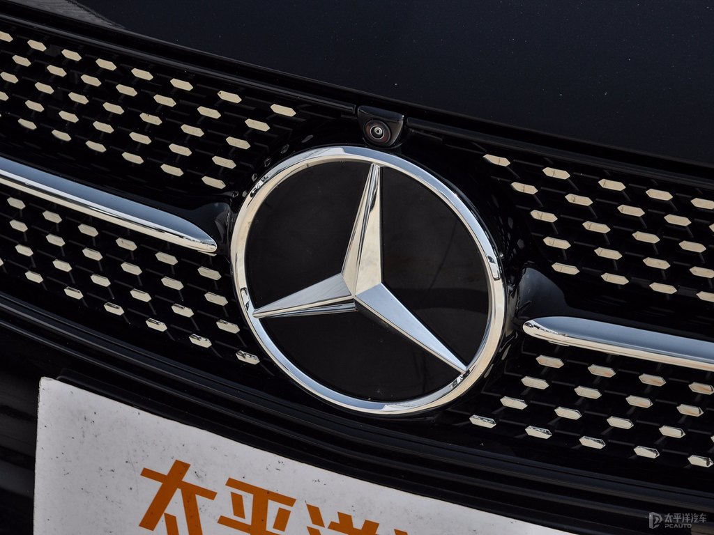 曜巖黑奔馳E級(jí)車頭外觀圖片