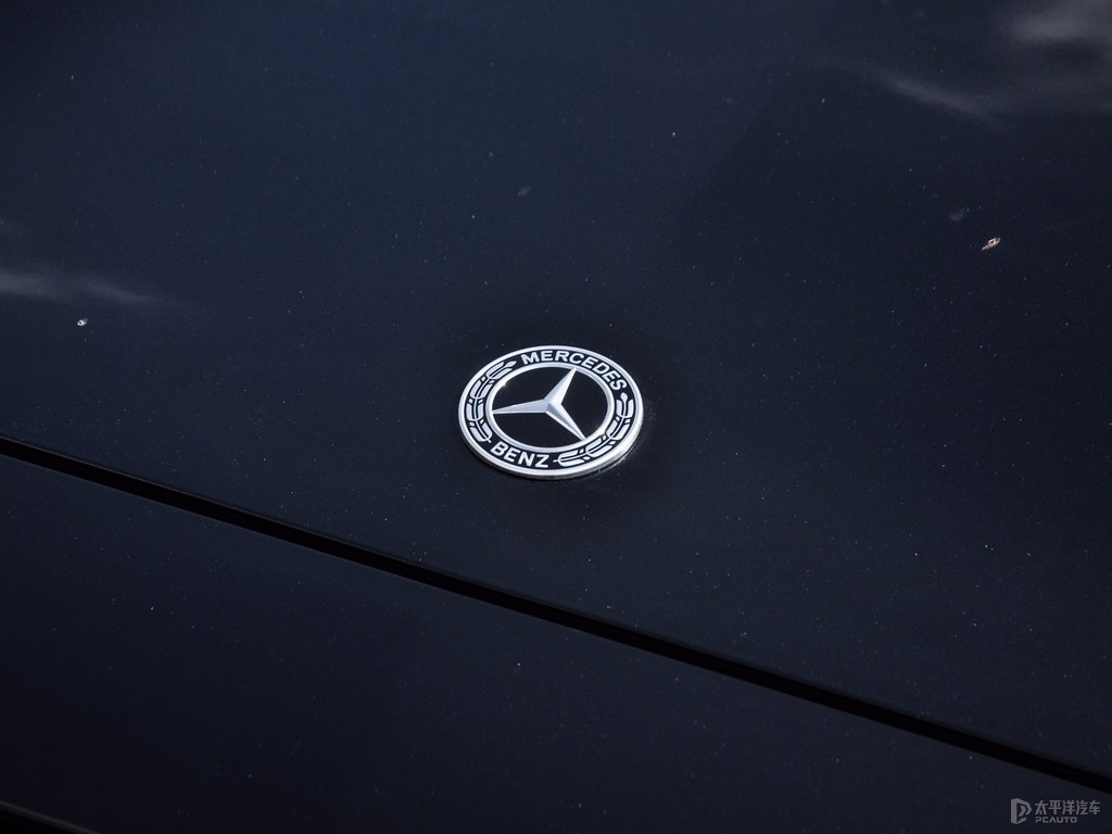 曜巖黑奔馳E級(jí)車頭外觀圖片