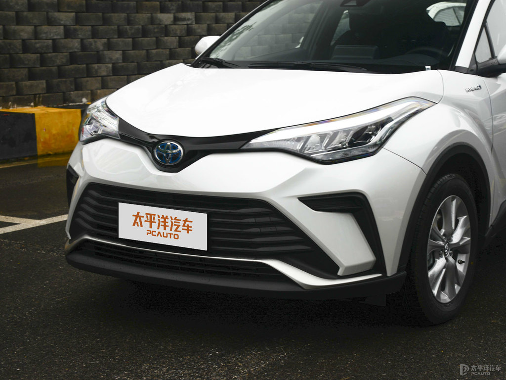 鉑金白奕澤IZOA車頭外觀圖片