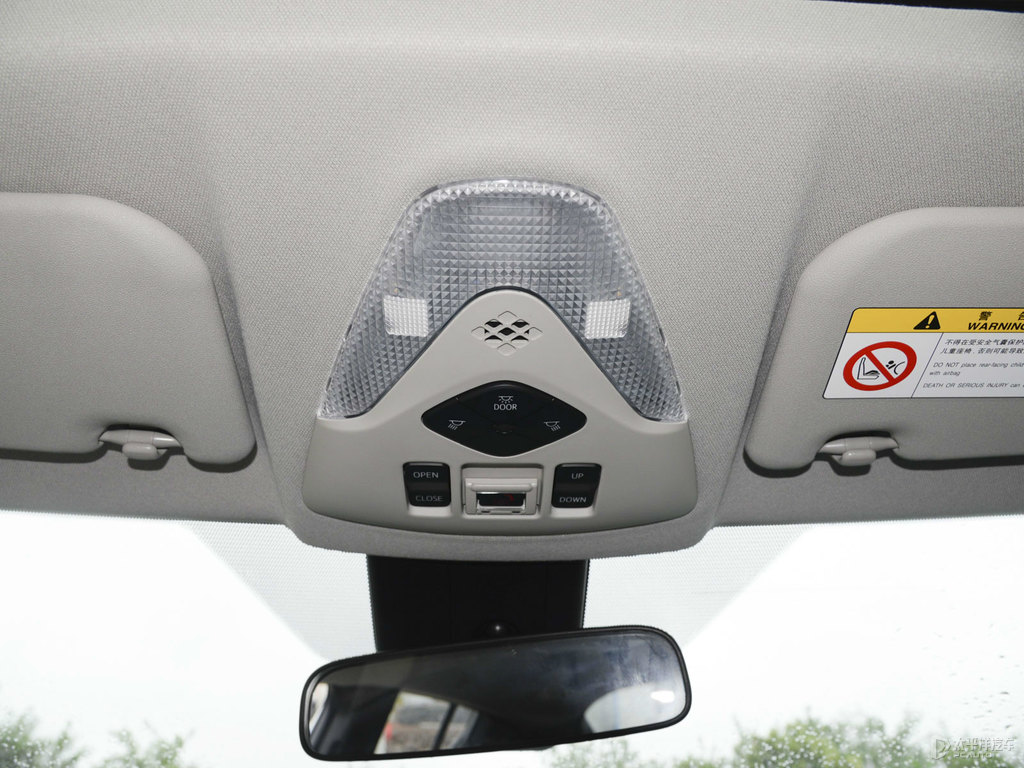 鉑金白奕澤IZOA車廂內(nèi)飾圖片