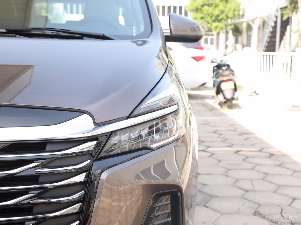 琥珀金別克GL8車頭外觀圖片