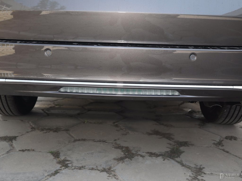 琥珀金別克GL8車尾外觀圖片
