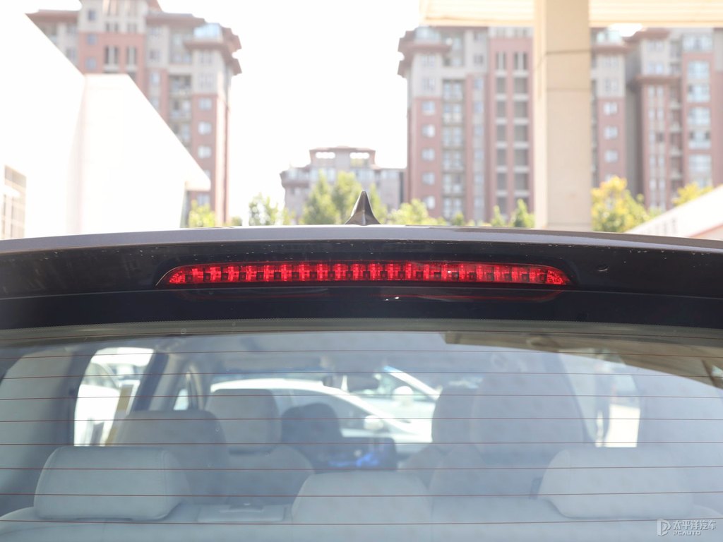 琥珀金別克GL8車尾外觀圖片