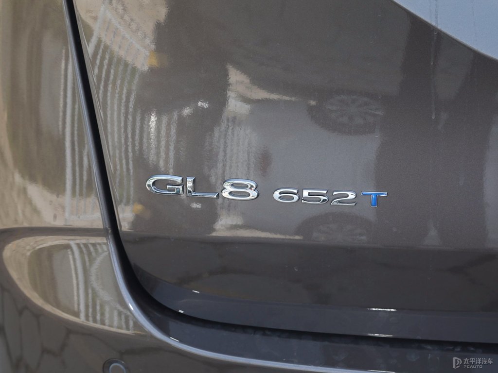 琥珀金別克GL8車尾外觀圖片
