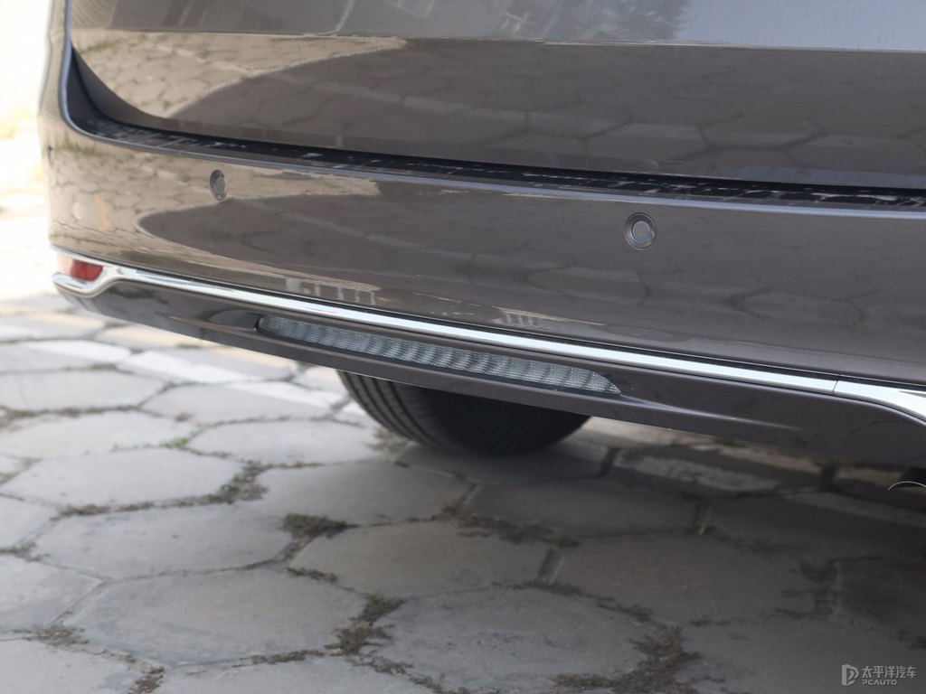琥珀金別克GL8車尾外觀圖片